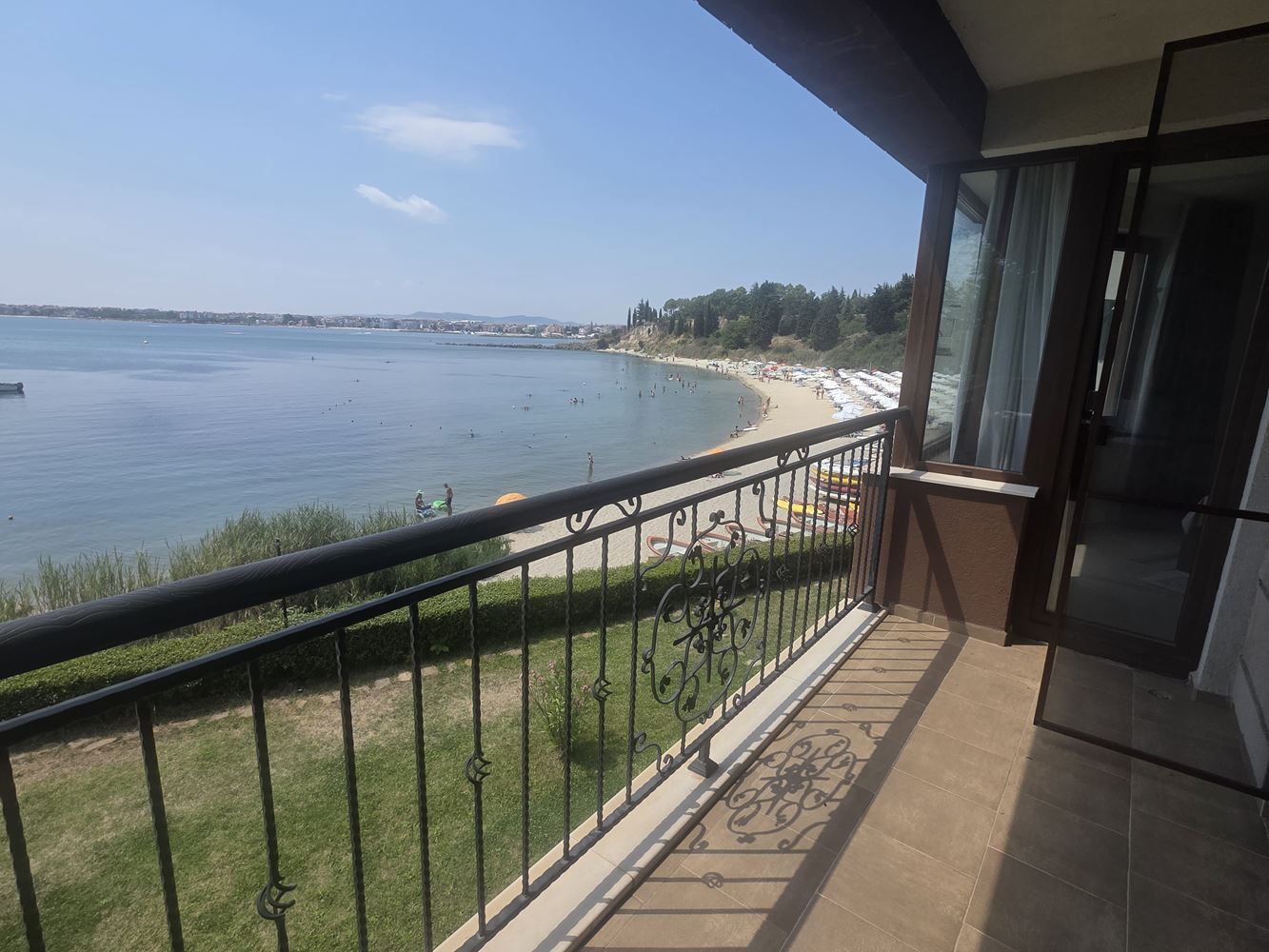 Apartament z jedną sypialnią w pierwszej linii z frontalnym widokiem na morze w Nessebarze