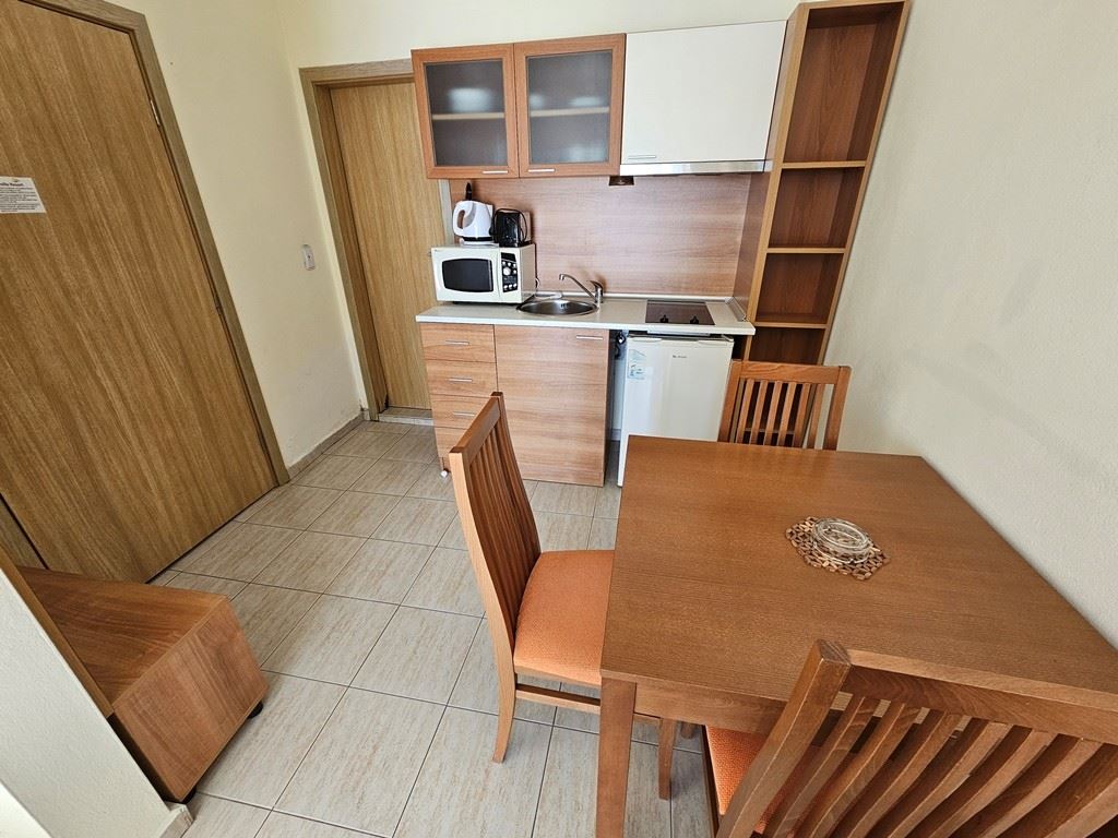 Stylowe studio z panoramicznym widokiem na basen w Słonecznym Brzegu – gotowe do zamieszkania i inwestycji