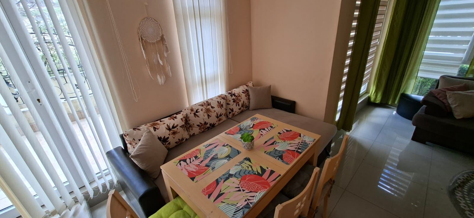 Komfort i funkcjonalność nad morzem – w pełni umeblowany apartament z jedną sypialnią w Świętym Własie