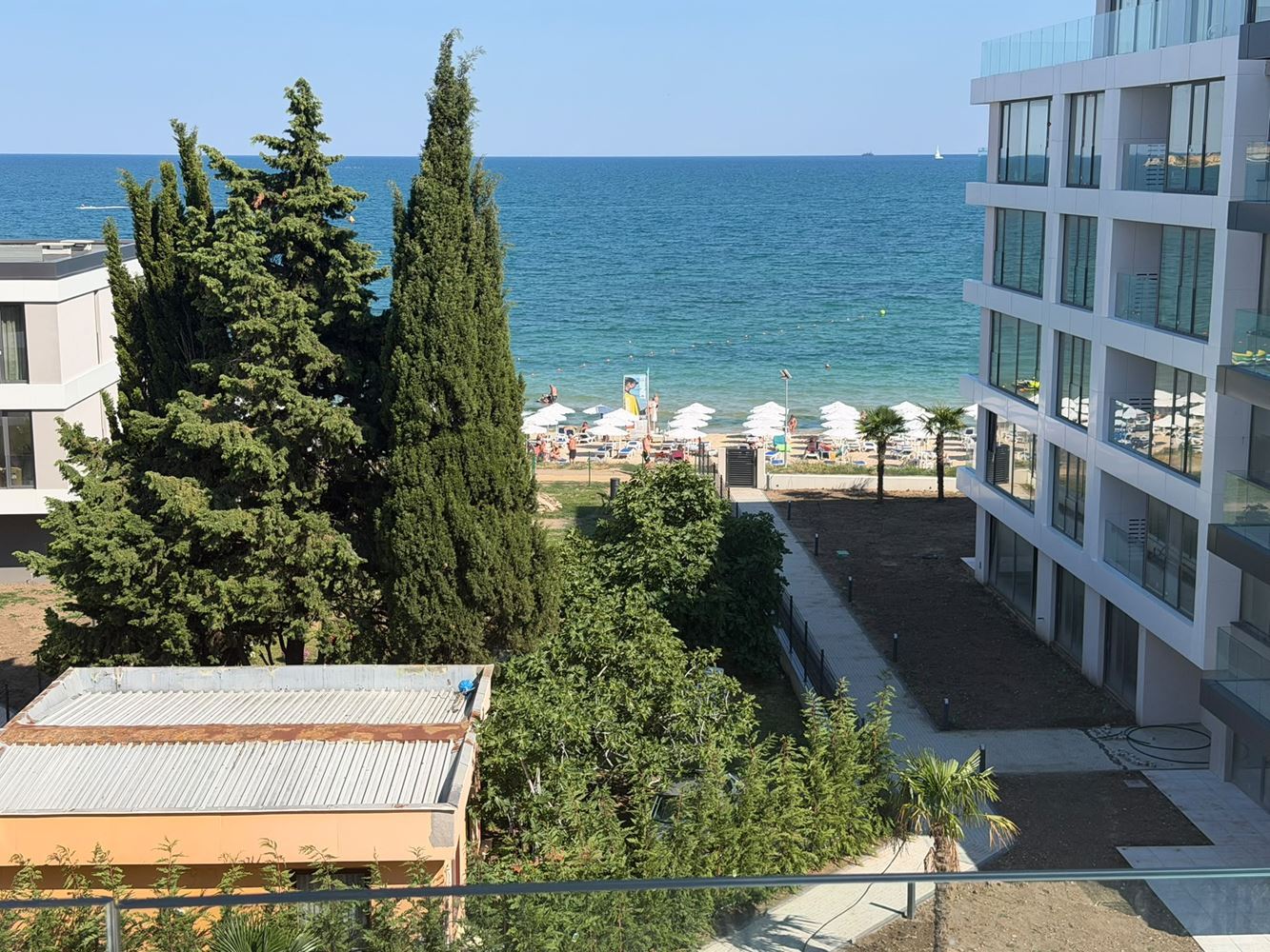 Mieszkanie z jedną sypialnią z bezpośrednim panoramicznym widokiem na morze w Rawdzie – najwyższy komfort i spektakularne widoki z każdego pokoju