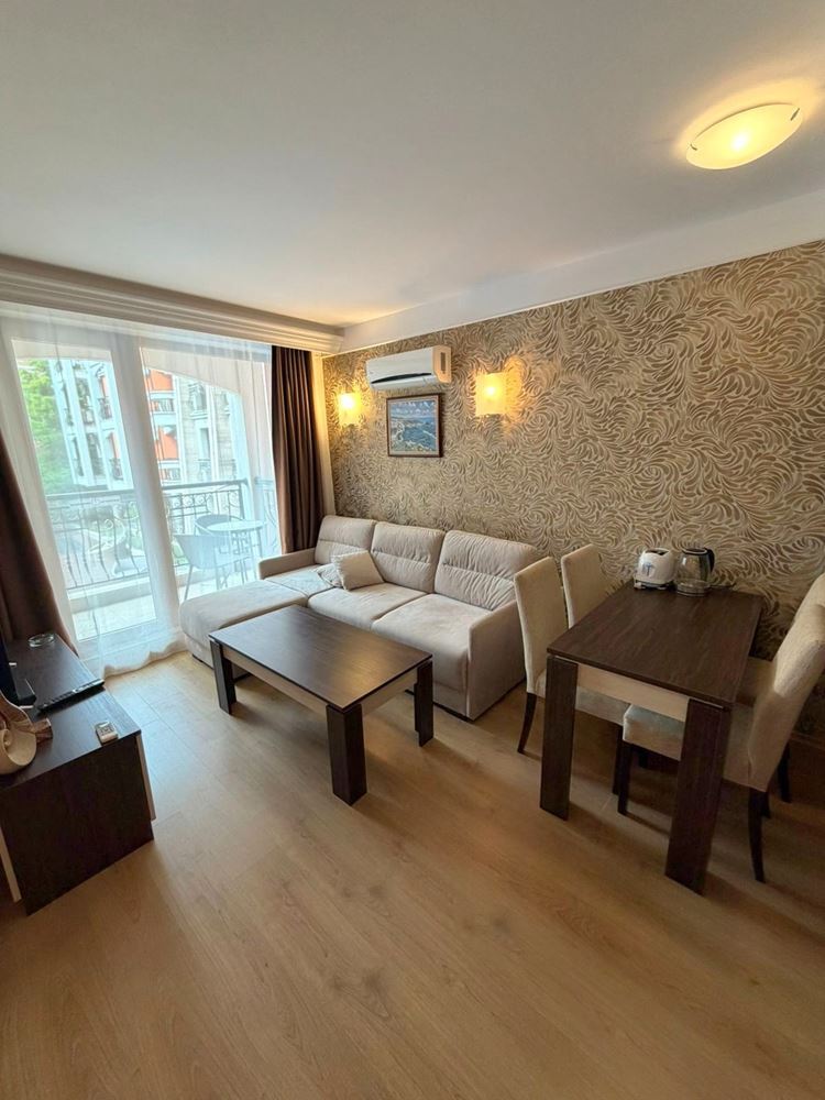 Dwupokojowy apartament z widokiem na basen w całorocznym kompleksie w sercu Słonecznego Brzegu