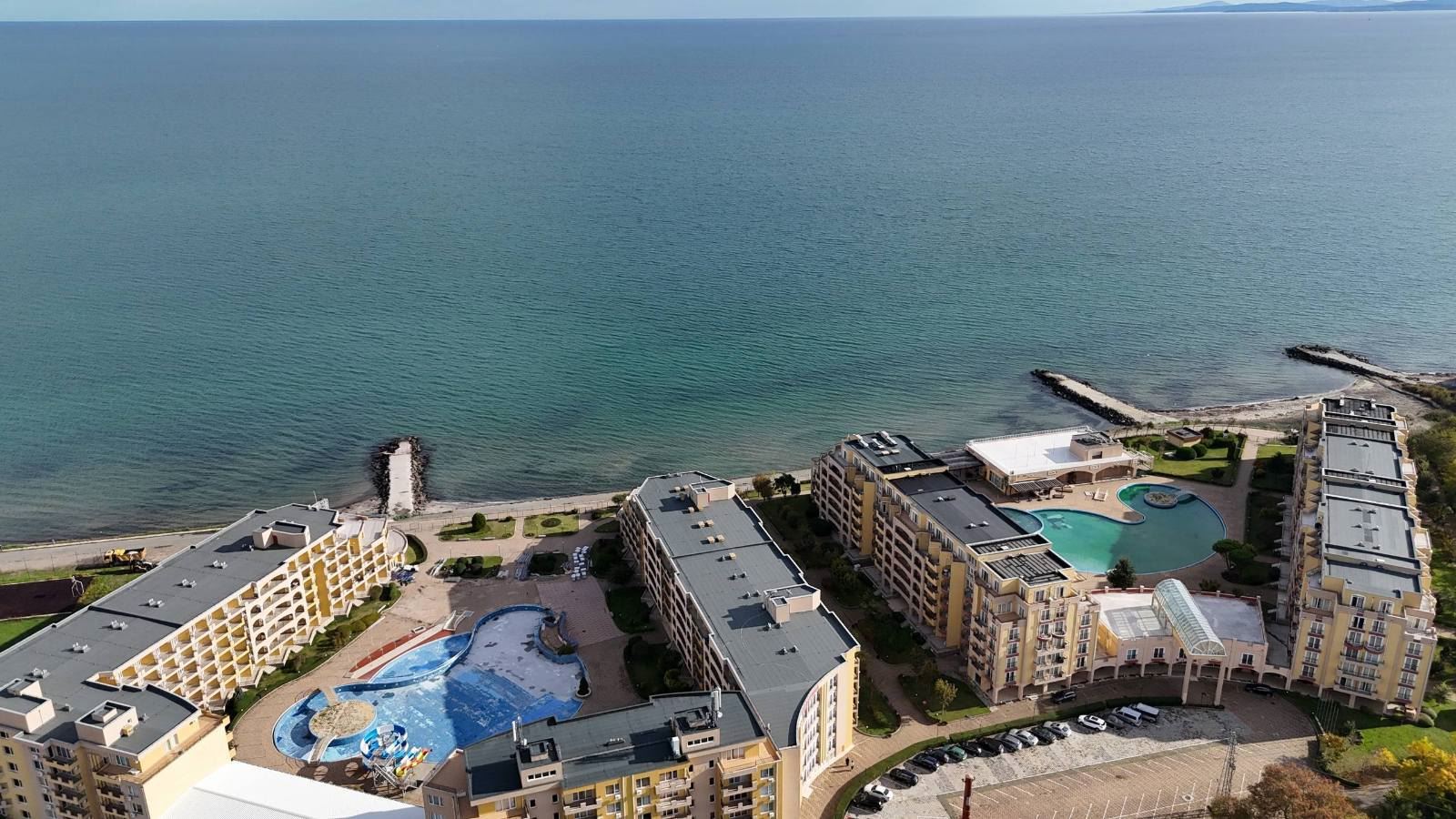 Luksus nad morzem w pierwszej linii – przestronny apartament z dwiema sypialniami i widokiem na morze w Aheloy
