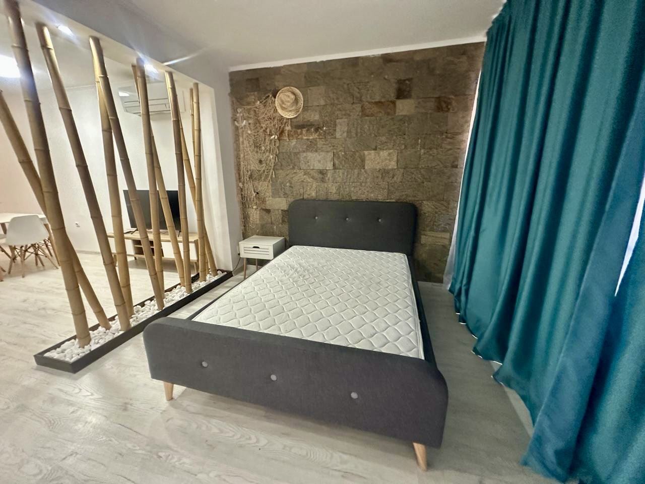 Przestronne studio na parterze z tarasem i możliwością przerobienia na mieszkanie z jedną sypialnią – tylko 300 m od morza