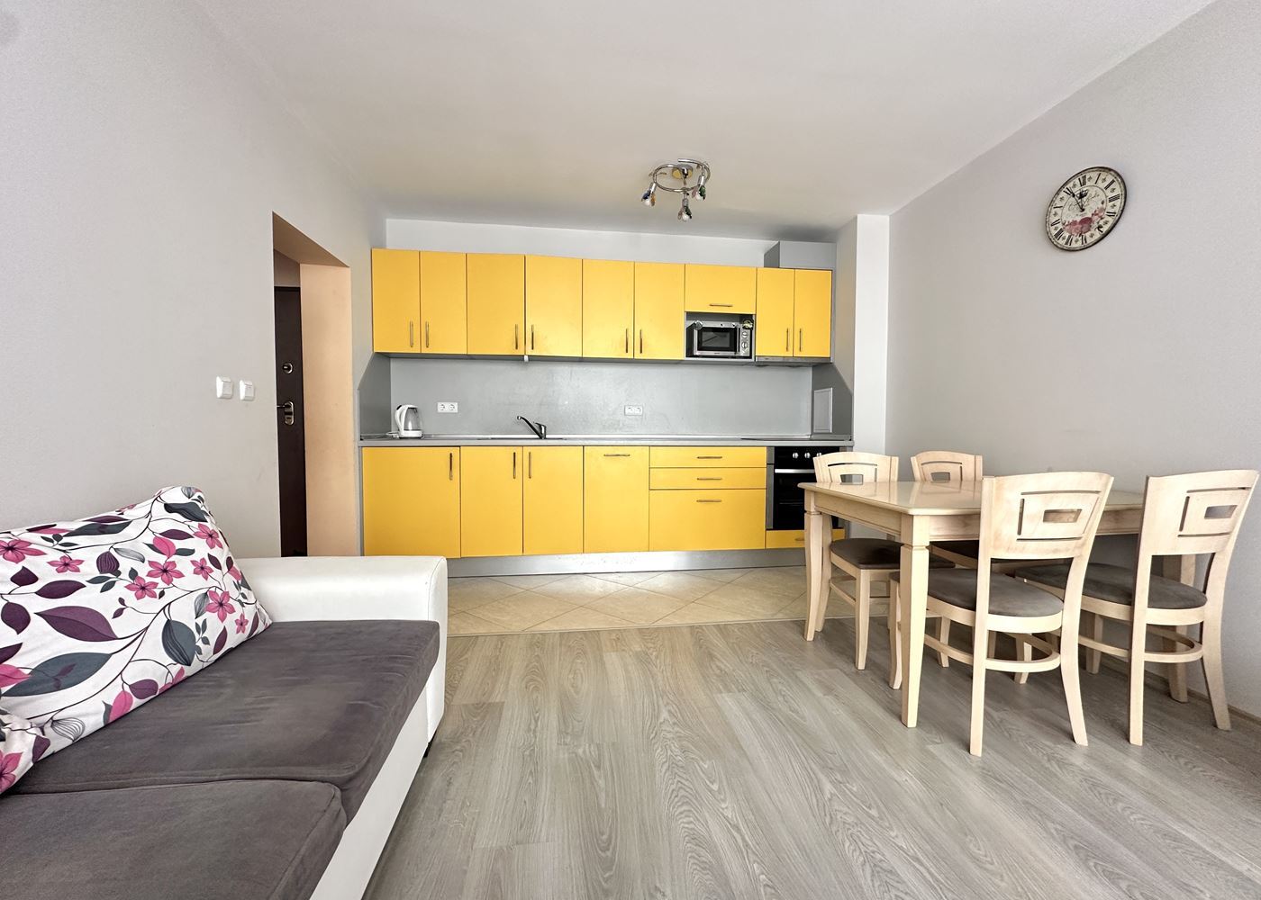 Mieszkanie z jedną sypialnią 100 m od plaży w Pomorie – komfort, wygoda i widok na morze