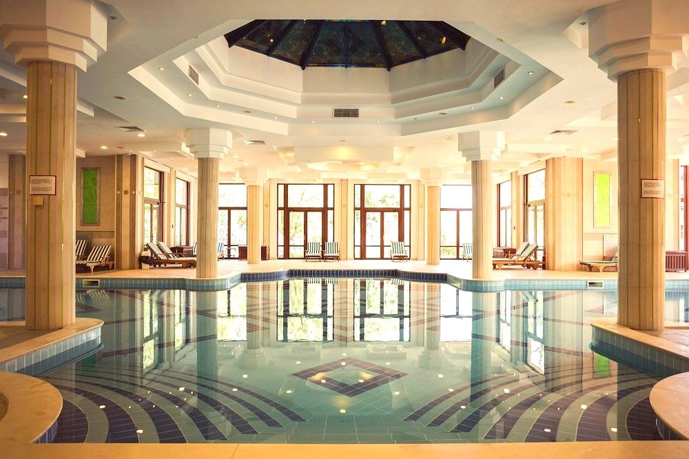 Mieszkanie dwupokojowe (z jedną sypialnią) w pierwszej linii morza w Ravda – luksus, natura i widok na basen