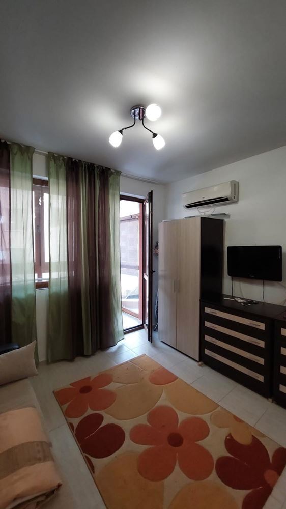 Umeblowane studio w Starym Mieście Pomorie – 100 m od morza, z dużym przeszklonym balkonem i doskonałą lokalizacją