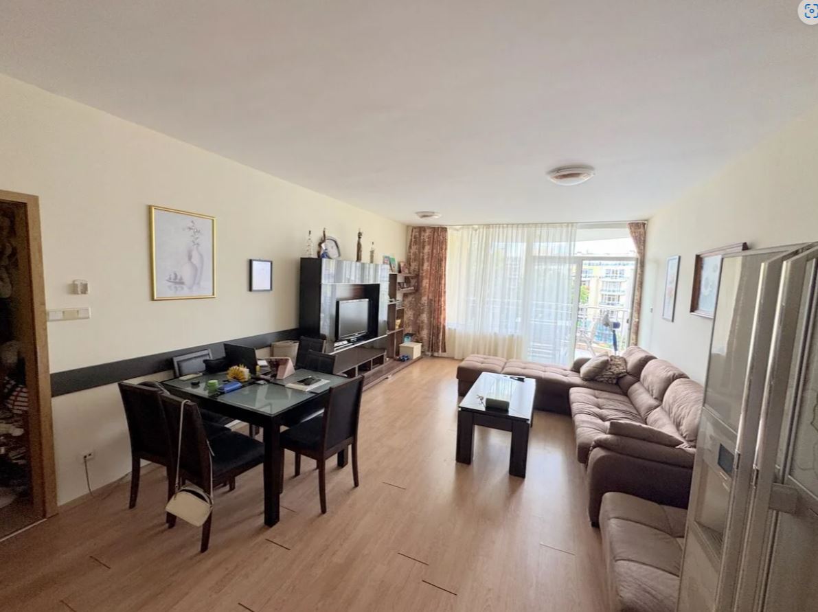 Apartament z dwiema sypialniami na pierwszej linii brzegowej w Rawdzie – panoramiczny widok na morze i prestiżowa lokalizacja