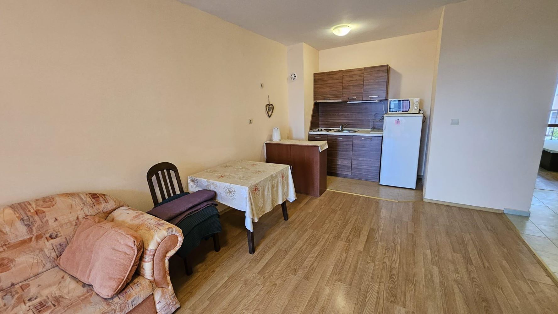 Przestronny apartament z dwiema sypialniami w Primorsku – komfort, spokój i niska opłata za utrzymanie