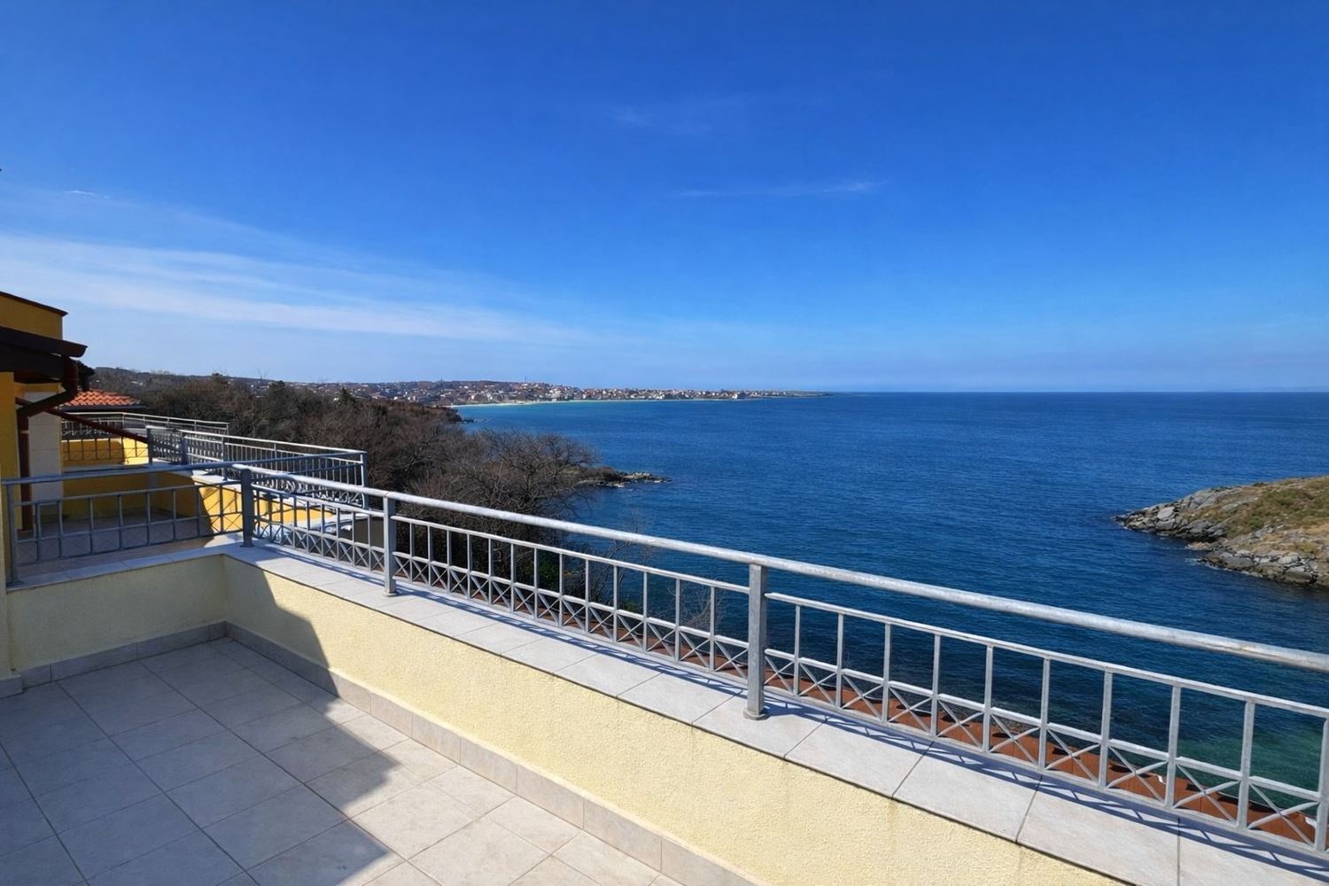 Mieszkanie dwupoziomowe w pierwszej linii brzegowej w Sozopolu z panoramicznymi widokami i butikową lokalizacją