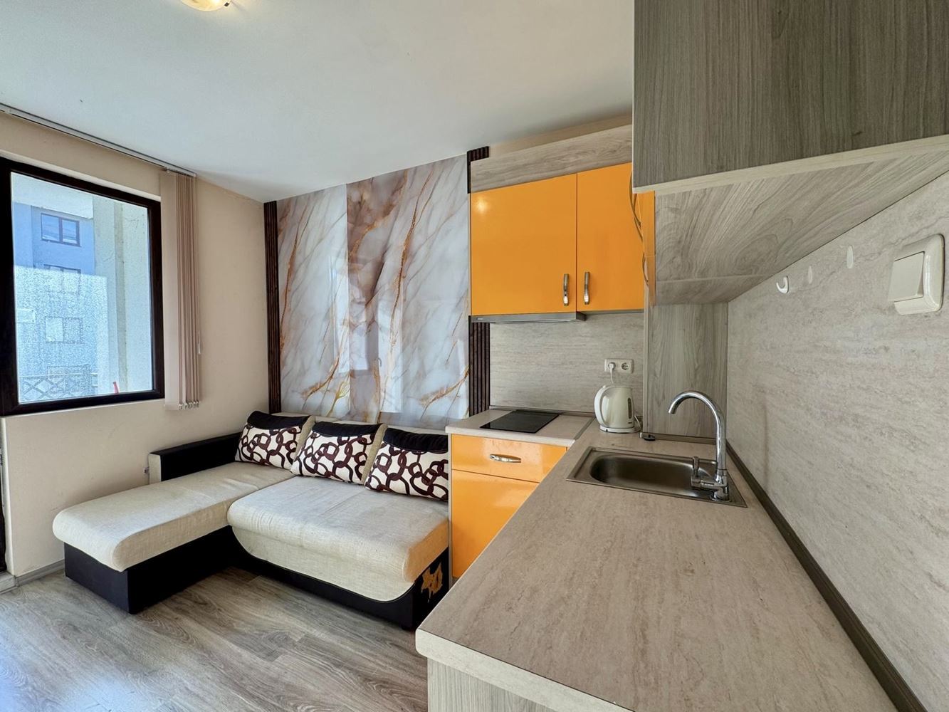 Umeblowane studio – praktyczna nieruchomość nad morzem w Nesebyrze, gotowa do zamieszkania