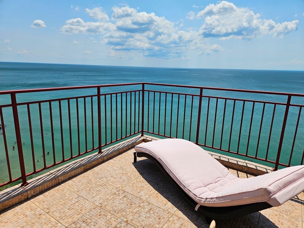 Luksusowy apartament panoramiczny na pierwszej linii morza z dwiema sypialniami i ogromnym tarasem