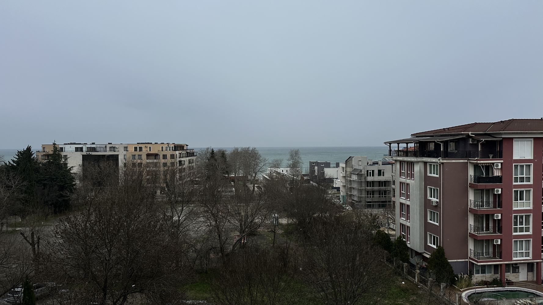 Przestronny apartament z dwiema sypialniami i widokiem na morze w Rawdzie