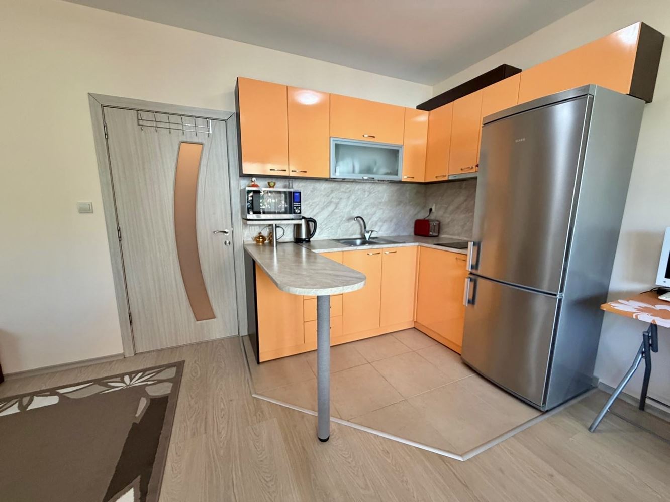 Sarafovo – przestronny apartament z jedną sypialnią, Aktem 16, minimalną opłatą za utrzymanie i pełnym umeblowaniem