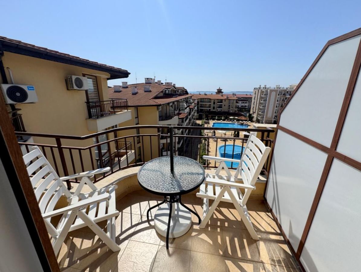 Apartament z dwiema sypialniami w Sveti Vlas – panoramiczne widoki i komfort w zamkniętym kompleksie