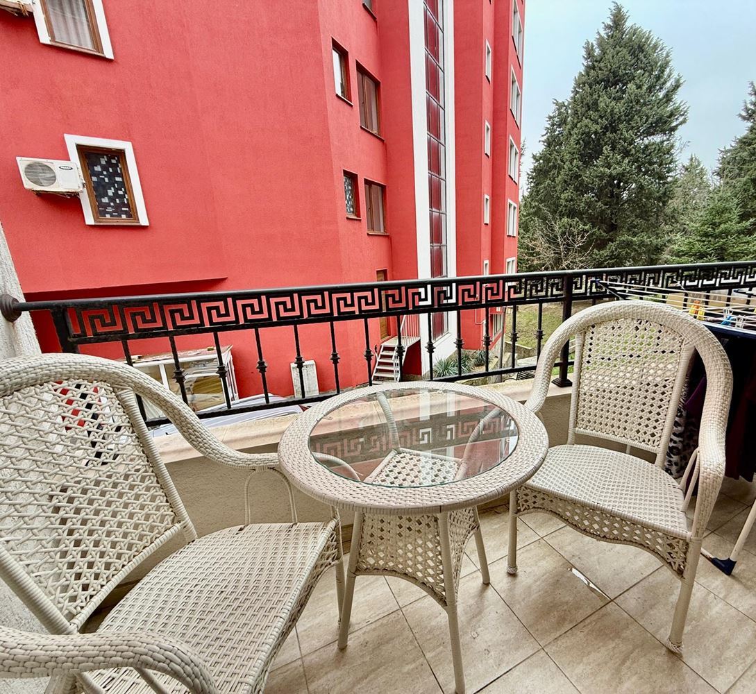 Apartament z dwiema sypialniami w pierwszej linii brzegowej w Nesebyrze – przestrzeń, dwie sypialnie i morze przed kompleksem