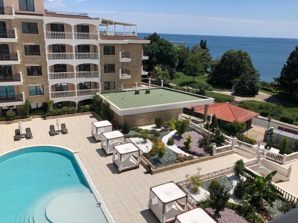 Przestronne mieszkanie 2-pokojowe z panoramicznym widokiem na morze w luksusowym kompleksie pierwszej linii w Nesebyrze