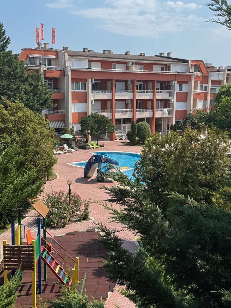 Przestronne studio z widokiem na basen w Słonecznym Brzegu – prąd na taryfie gospodarstwa domowego i doskonała infrastruktura