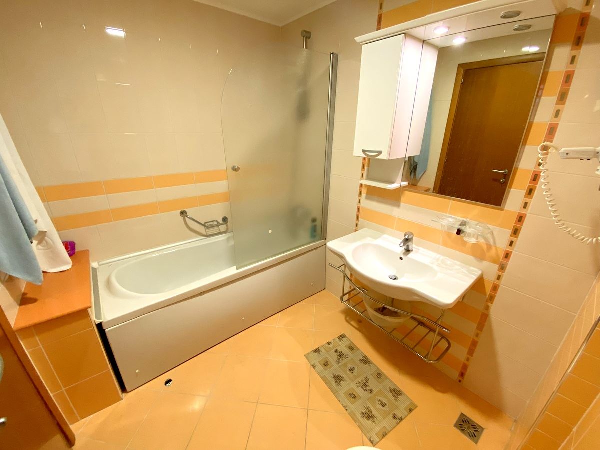 Mieszkanie dwupokojowe (z jedną sypialnią) w pierwszej linii morza w Ravda – luksus, natura i widok na basen