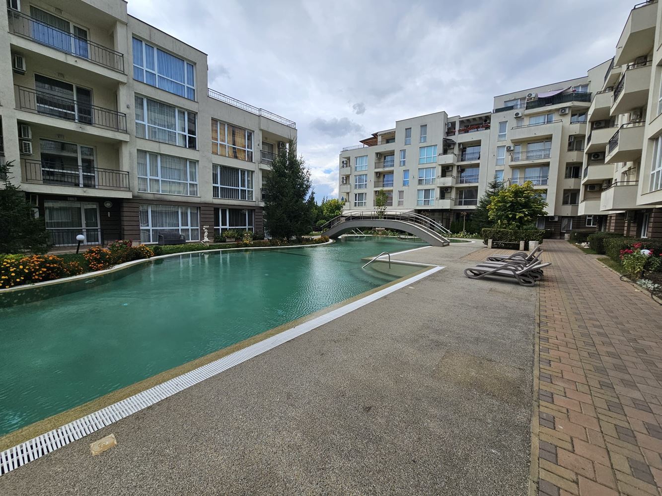 Apartament z jedną sypialnią wśród zieleni, w kompleksie z basenem i placem zabaw