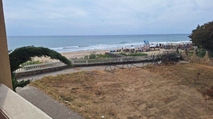 Dwupokojowe mieszkanie w pierwszej linii w Elenite z widokiem na morze i wysokim potencjałem inwestycyjnym