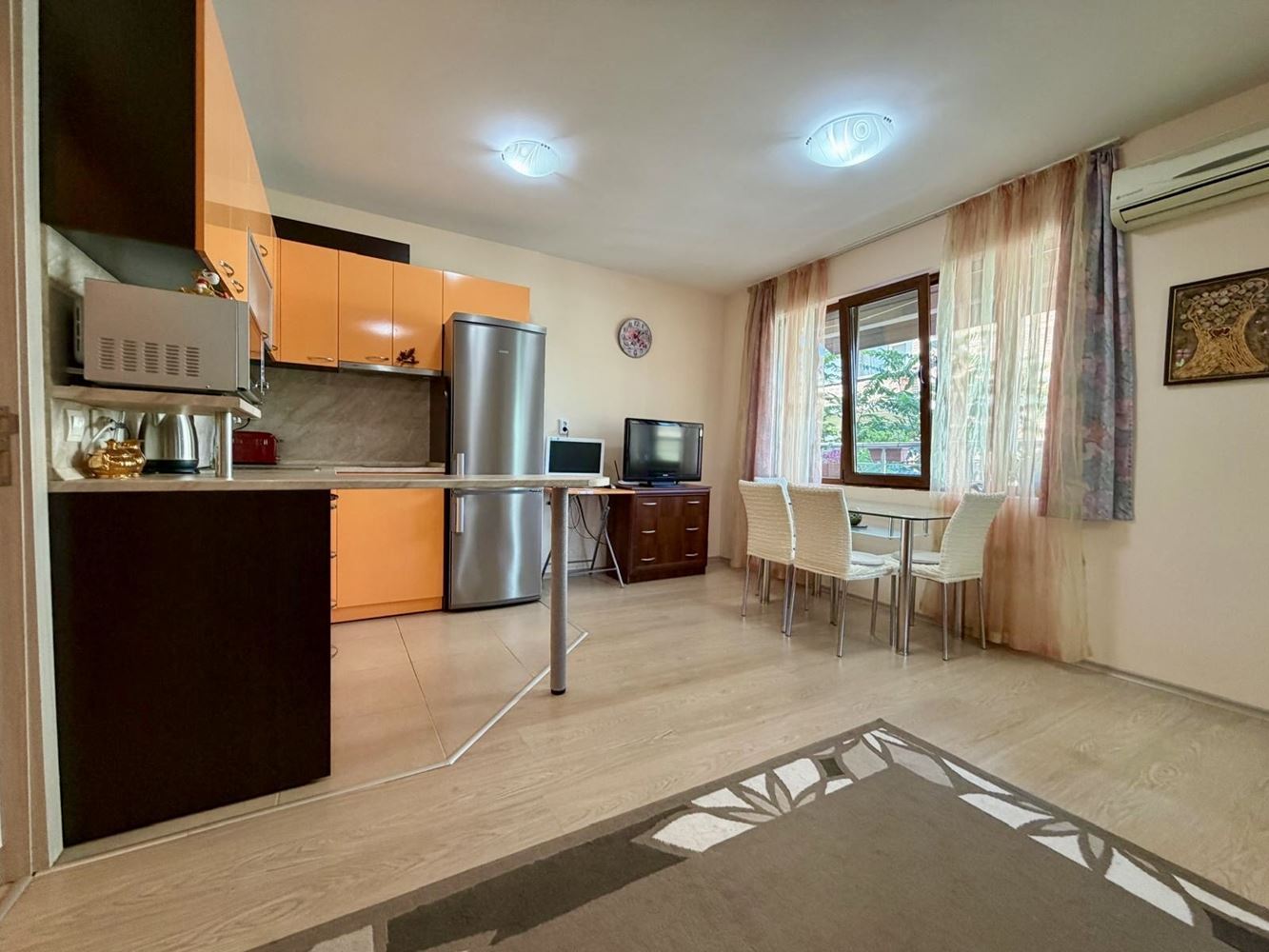 Sarafovo – przestronny apartament z jedną sypialnią, Aktem 16, minimalną opłatą za utrzymanie i pełnym umeblowaniem