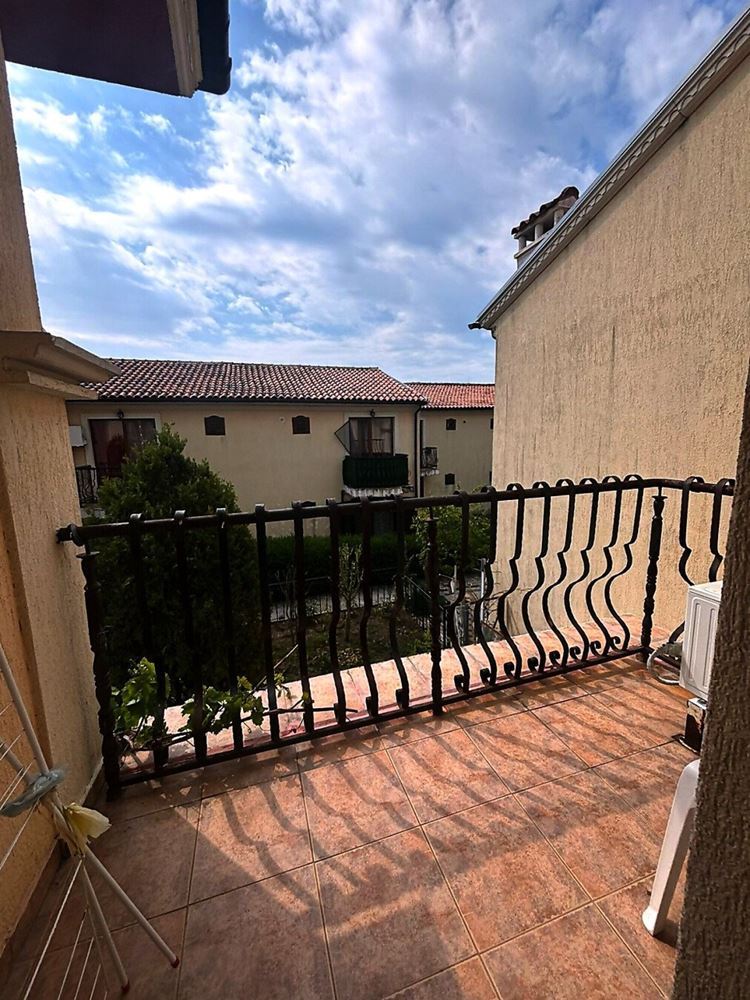 Jasny apartament z jedną sypialnią, dużym tarasem i widokiem na zieleń w Elenite