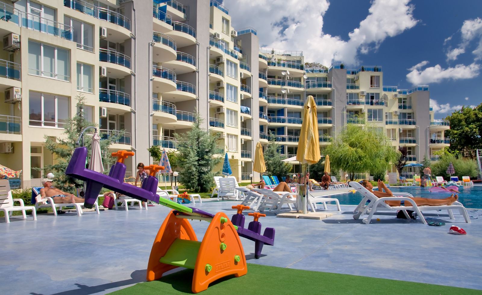 Słoneczne i przestronne studio z widokiem na morze w Rawdzie – 100 m od plaży, w zadbanym kompleksie z basenem i zielenią