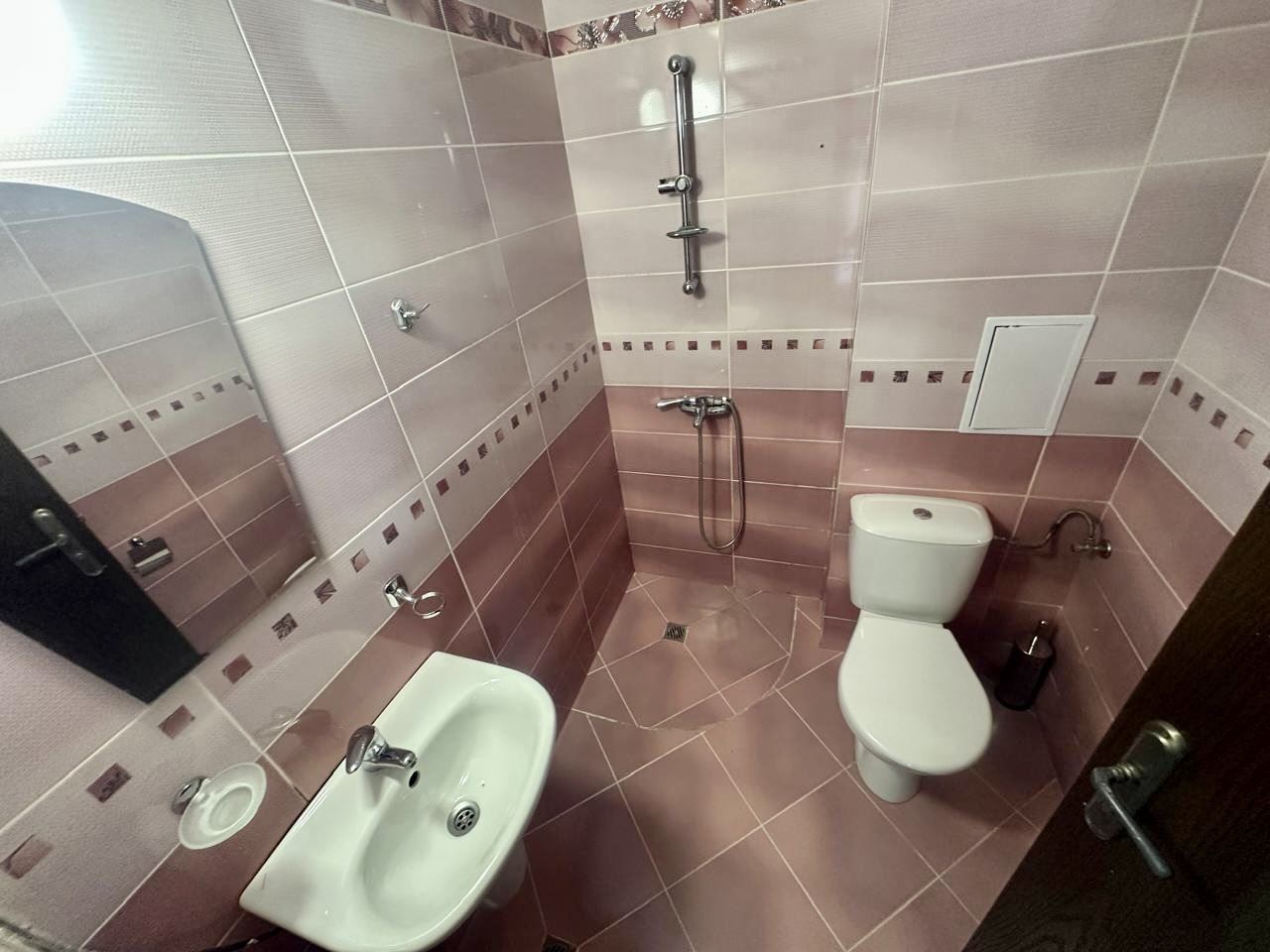 Przestronne studio na parterze z tarasem i możliwością przerobienia na mieszkanie z jedną sypialnią – tylko 300 m od morza