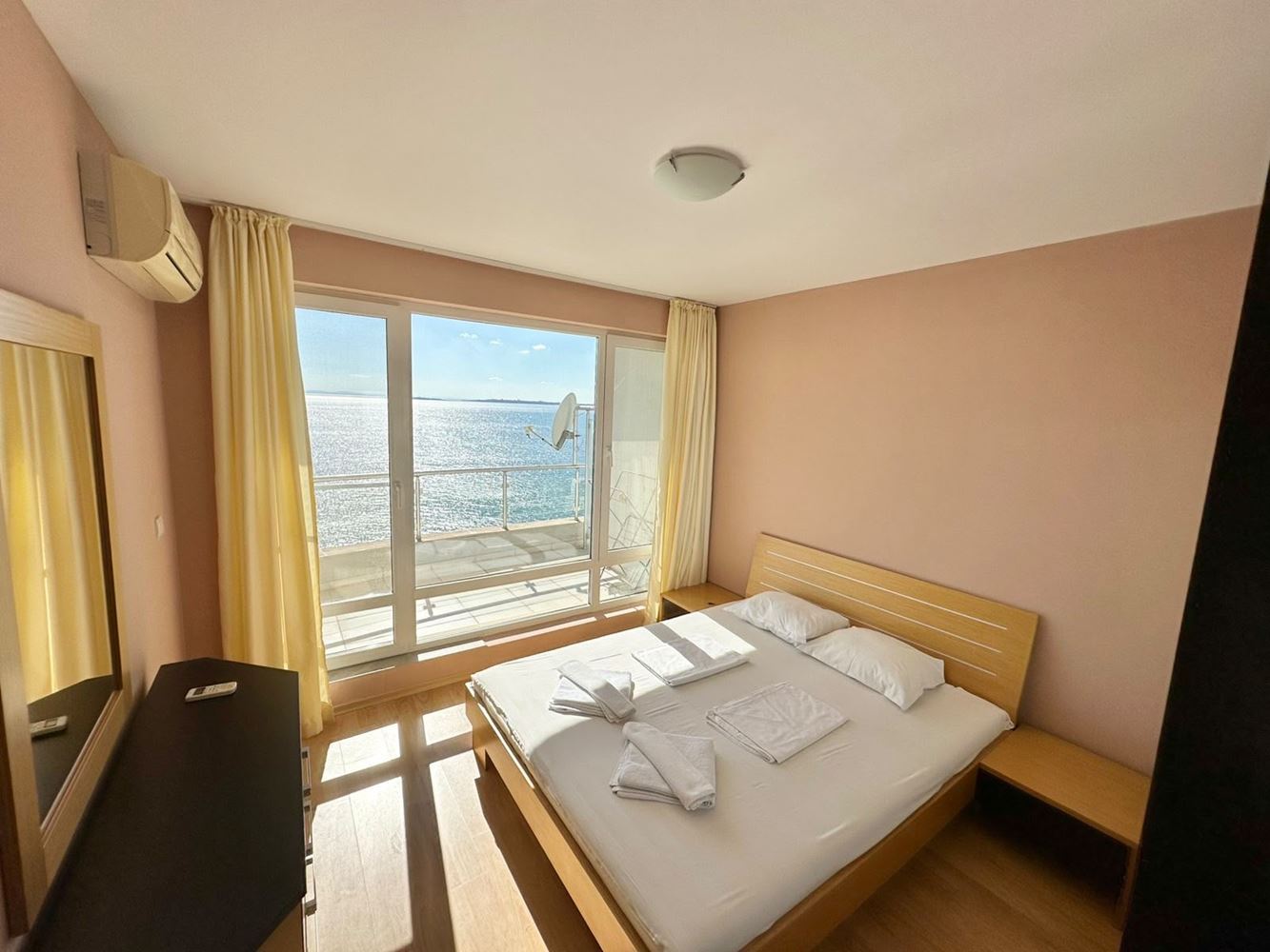 Pierwsza linia brzegowa w Sveti Vlas – imponujący apartament dwupoziomowy z trzema sypialniami, panoramicznym widokiem i ogromnym tarasem