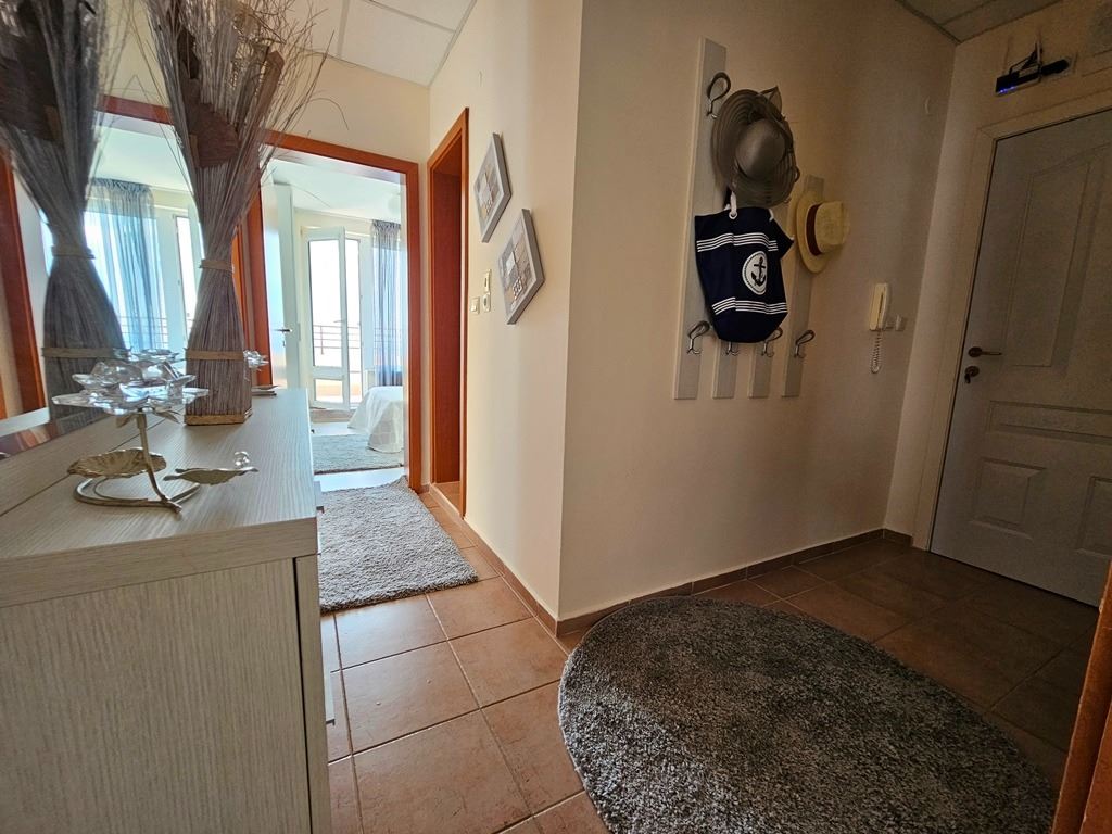 Luksusowy apartament panoramiczny na pierwszej linii morza z dwiema sypialniami i ogromnym tarasem