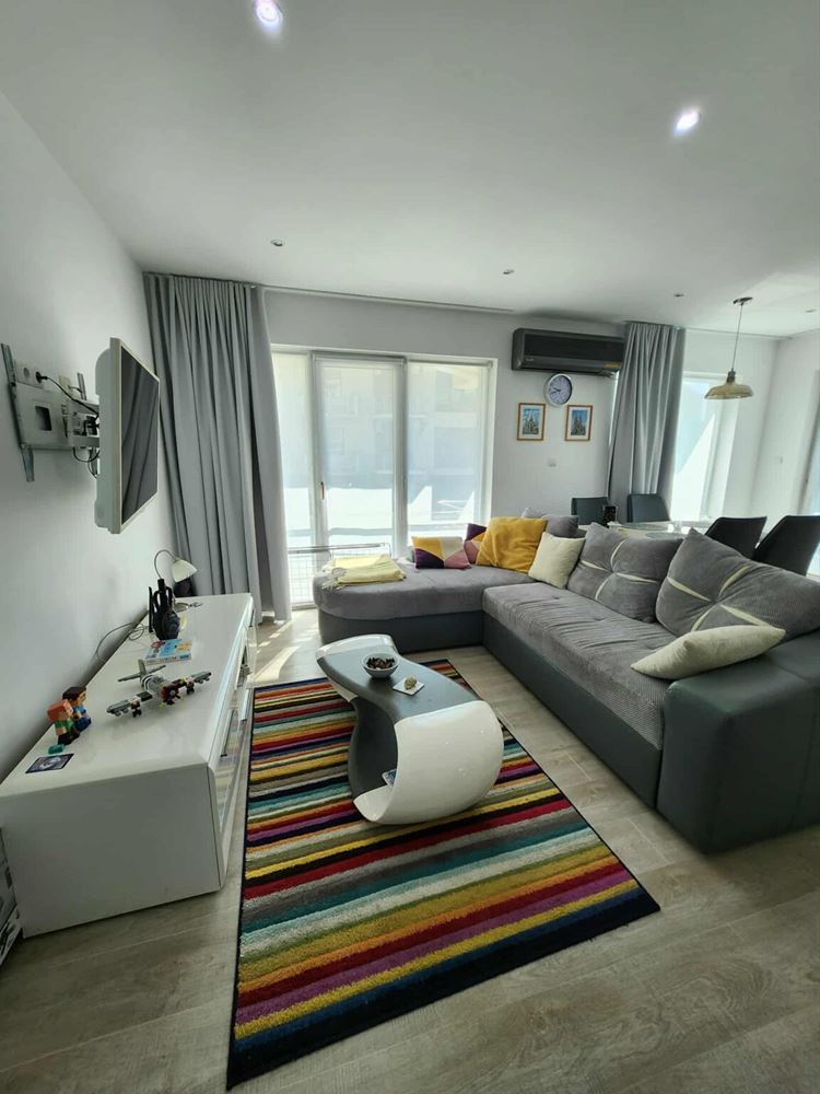 Apartament z dwiema sypialniami z widokiem na basen w Sveti Vlas – komfort, styl i doskonała lokalizacja