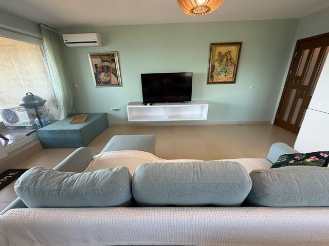 Przestronny apartament z 2 sypialniami w pierwszej linii brzegowej z frontalnym panoramicznym widokiem na morze