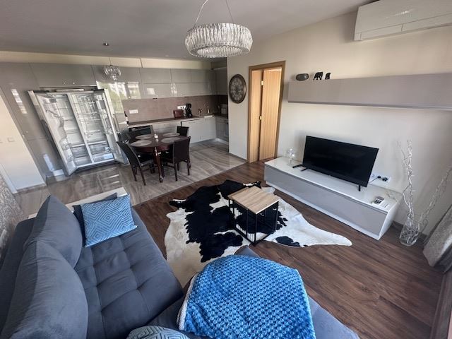 Penthouse z panoramicznym widokiem na morze i prywatnym dostępem do plaży w Sveti Vlas