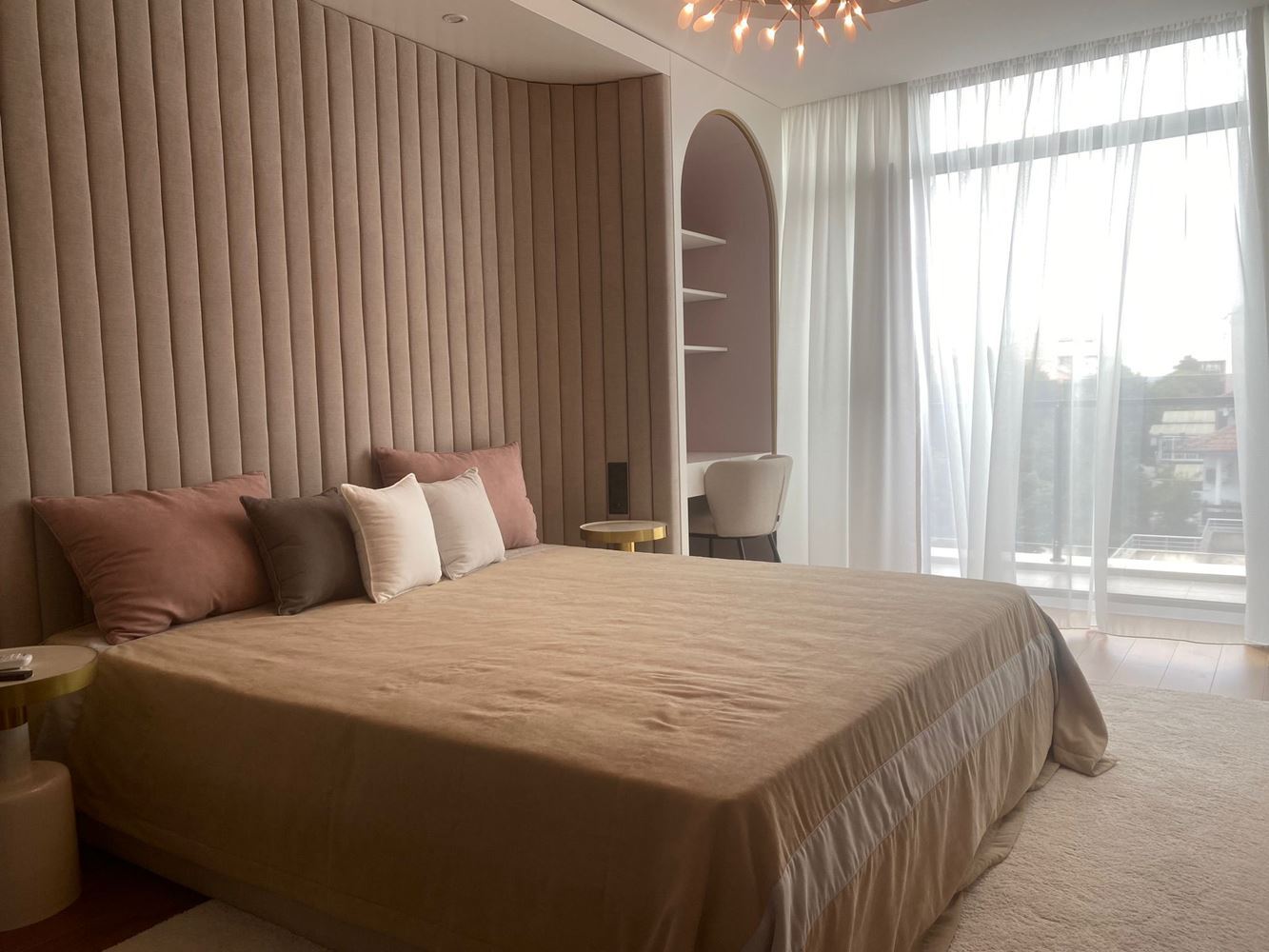 Elegancki i przestronny apartament trzypokojowy na pierwszej linii brzegowej w Nesebyrze – panoramiczny widok na morze i komfort premium