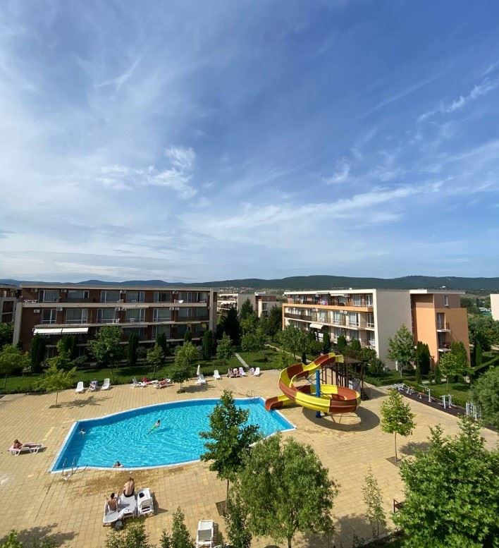 Przestronne studio z tarasem w nowoczesnym kompleksie w Słonecznym Brzegu – komfort i rozrywka w odległości krótkiego spaceru od morza