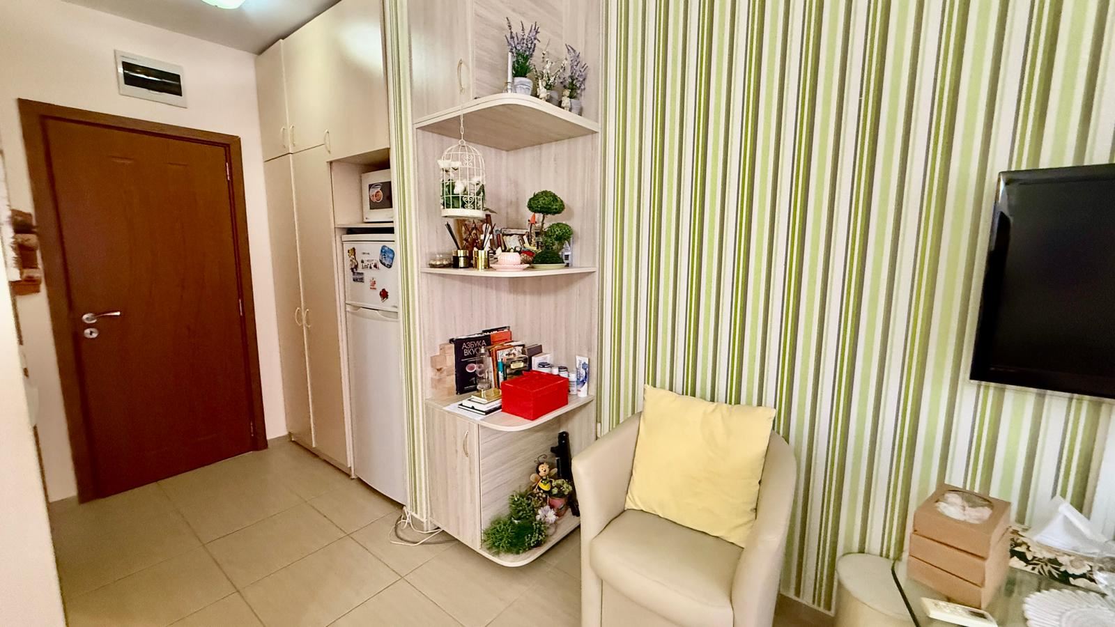 Apartament z dwiema sypialniami w pierwszej linii brzegowej w Nesebyrze – przestrzeń, dwie sypialnie i morze przed kompleksem