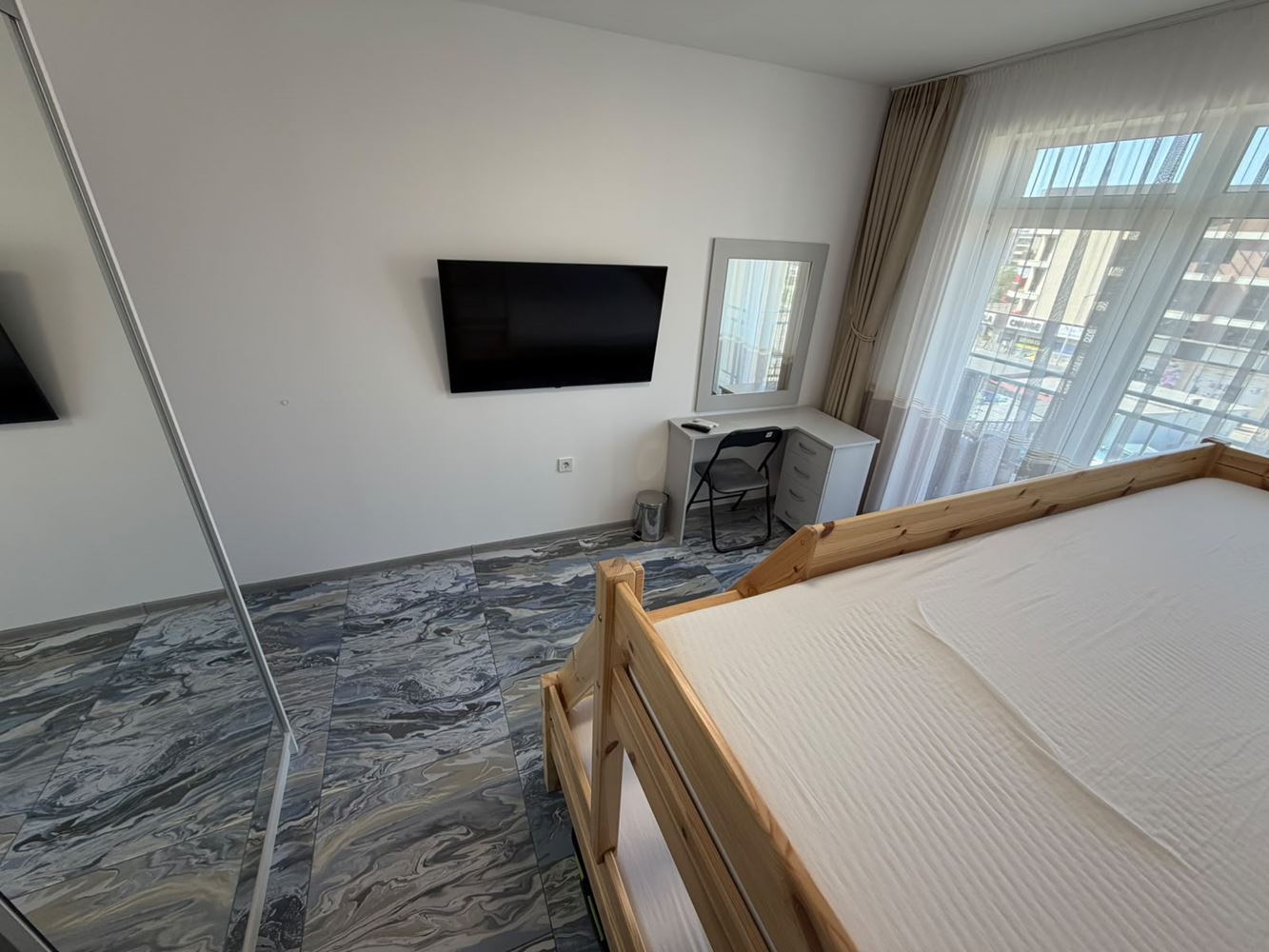 Przestronny apartament z dwiema sypialniami i widokiem na basen w Słonecznym Brzegu – doskonały wybór dla rodziny i inwestycji