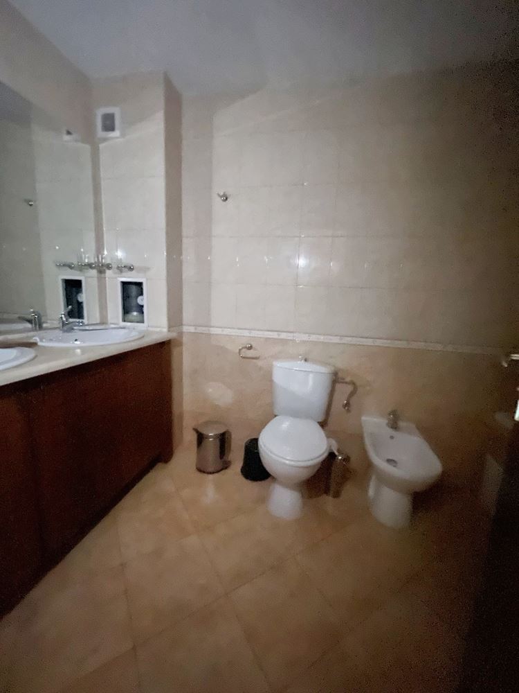 Przestronny umeblowany apartament z dwiema sypialniami i widokiem na morze w pobliżu Bałcziku – komfort wśród natury i Golfowej Riwiery