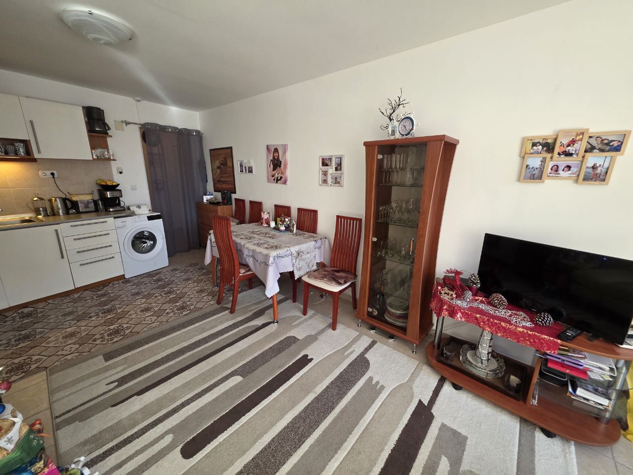 Przestronny apartament z dwiema sypialniami w przytulnym kompleksie 300 metrów od morza w Rawdzie