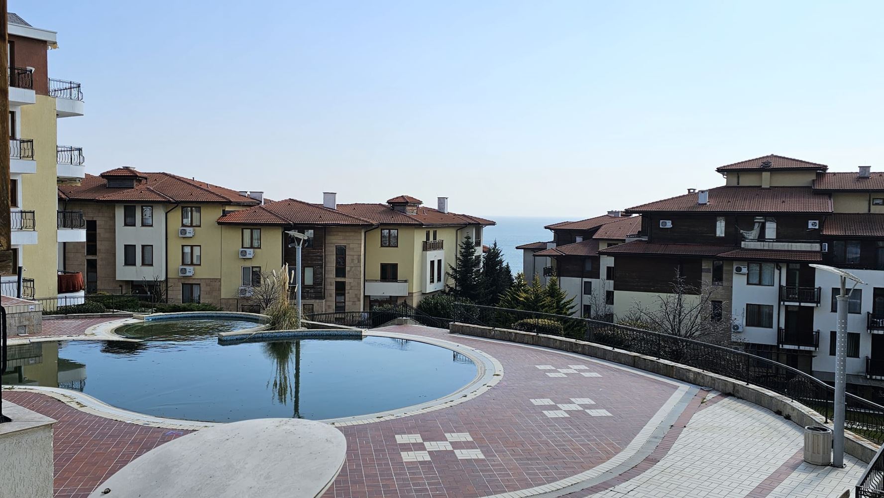 Przestronny apartament z dwiema sypialniami na pierwszej linii brzegowej z prywatną plażą w Sweti Własie