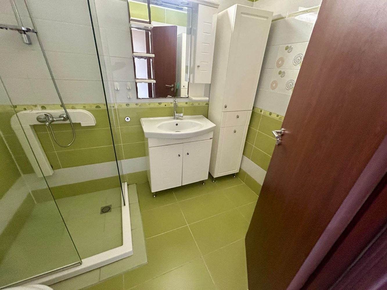 Przestronny apartament z dwiema sypialniami w Nesebyrze – dwa tarasy i możliwość wydzielenia trzeciej sypialni