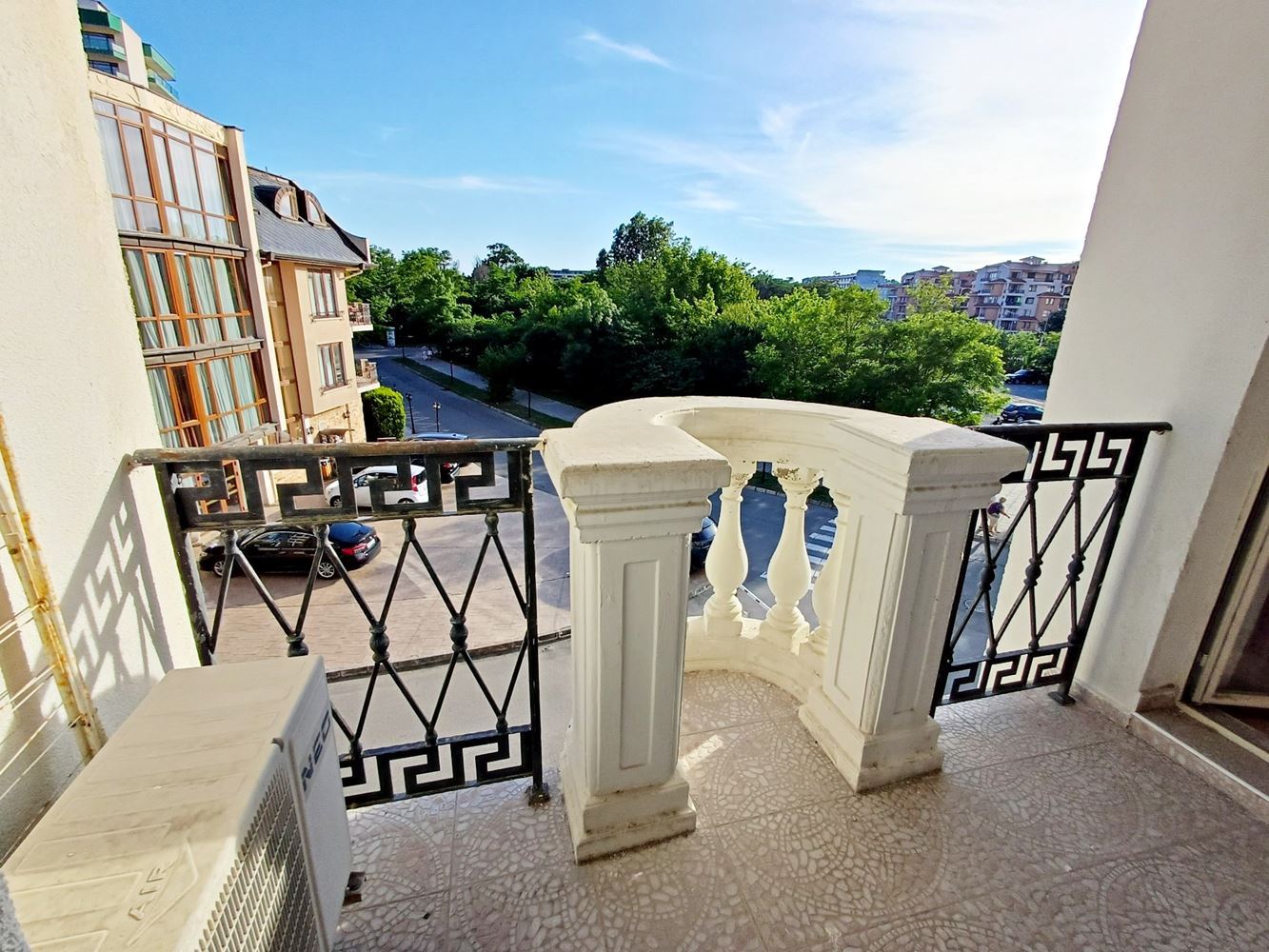Elegancki apartament z jedną sypialnią 100 metrów od plaży w prestiżowym kompleksie w Słonecznym Brzegu