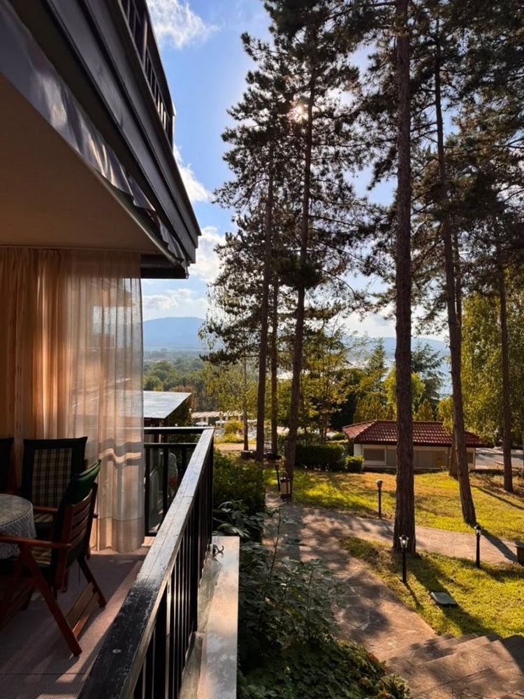 Apartament z dwiema sypialniami i widokiem na morze wśród sosen – luksus i spokój przy samej plaży w Sozopolu