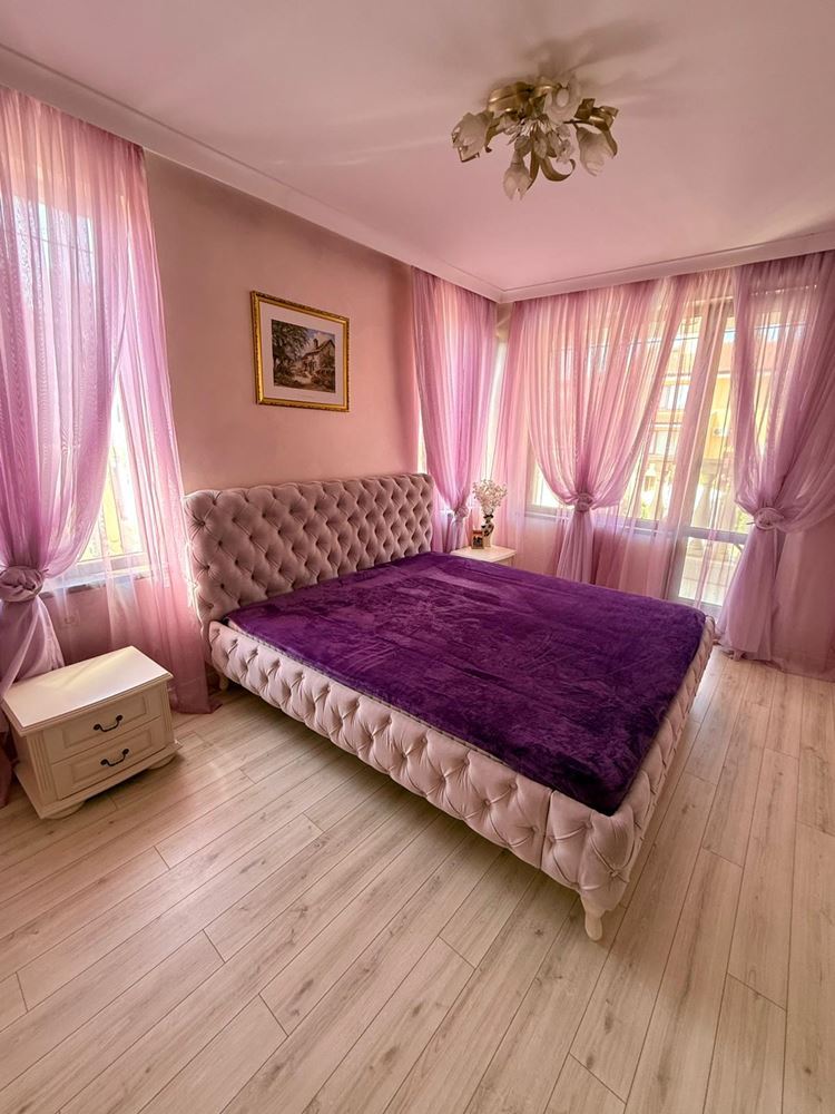 Luksusowy apartament typu mezonet z przestronną werandą i widokiem na basen w Świętym Własie
