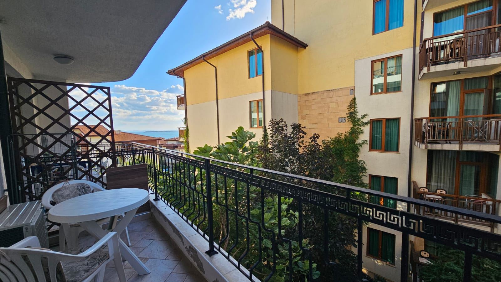 Przytulny i stylowo umeblowany apartament z jedną sypialnią i częściowym widokiem na morze