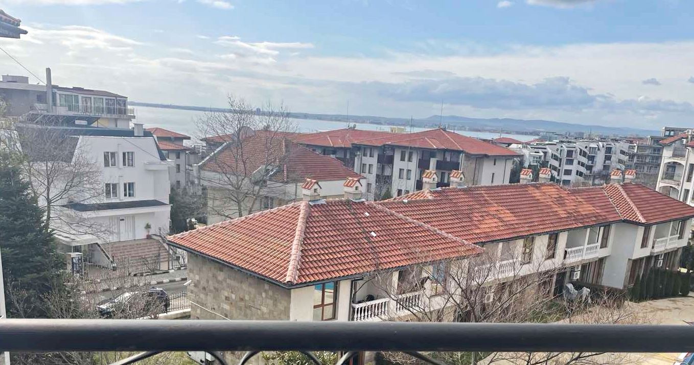 Apartament z jedną sypialnią z panoramicznym widokiem na morze w Świętym Własie – styl, komfort i doskonała inwestycja