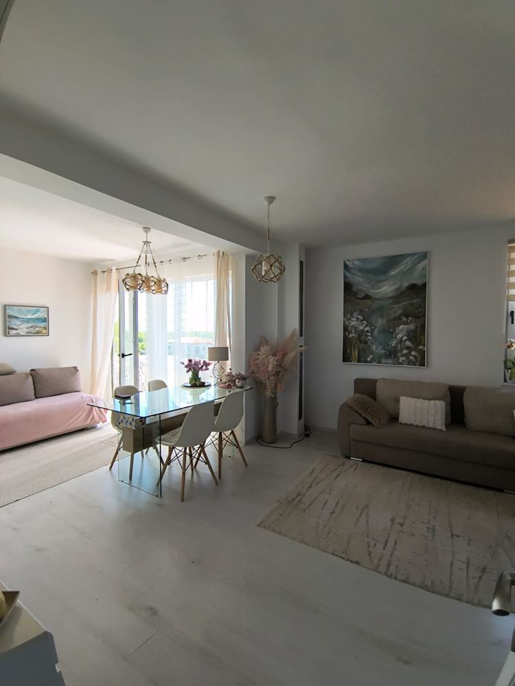 Odnowione mieszkanie dwupokojowe z panoramicznym widokiem w nowoczesnym kompleksie blisko Słonecznego Brzegu