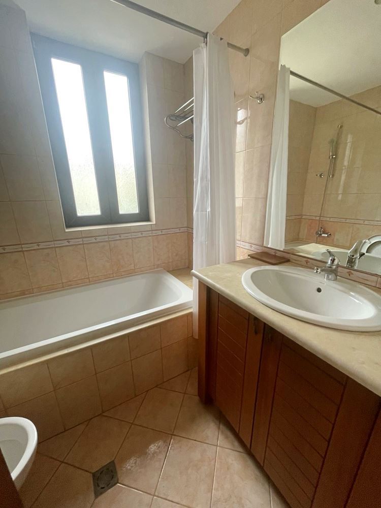 Przestronny umeblowany apartament z dwiema sypialniami i widokiem na morze w pobliżu Bałcziku – komfort wśród natury i Golfowej Riwiery