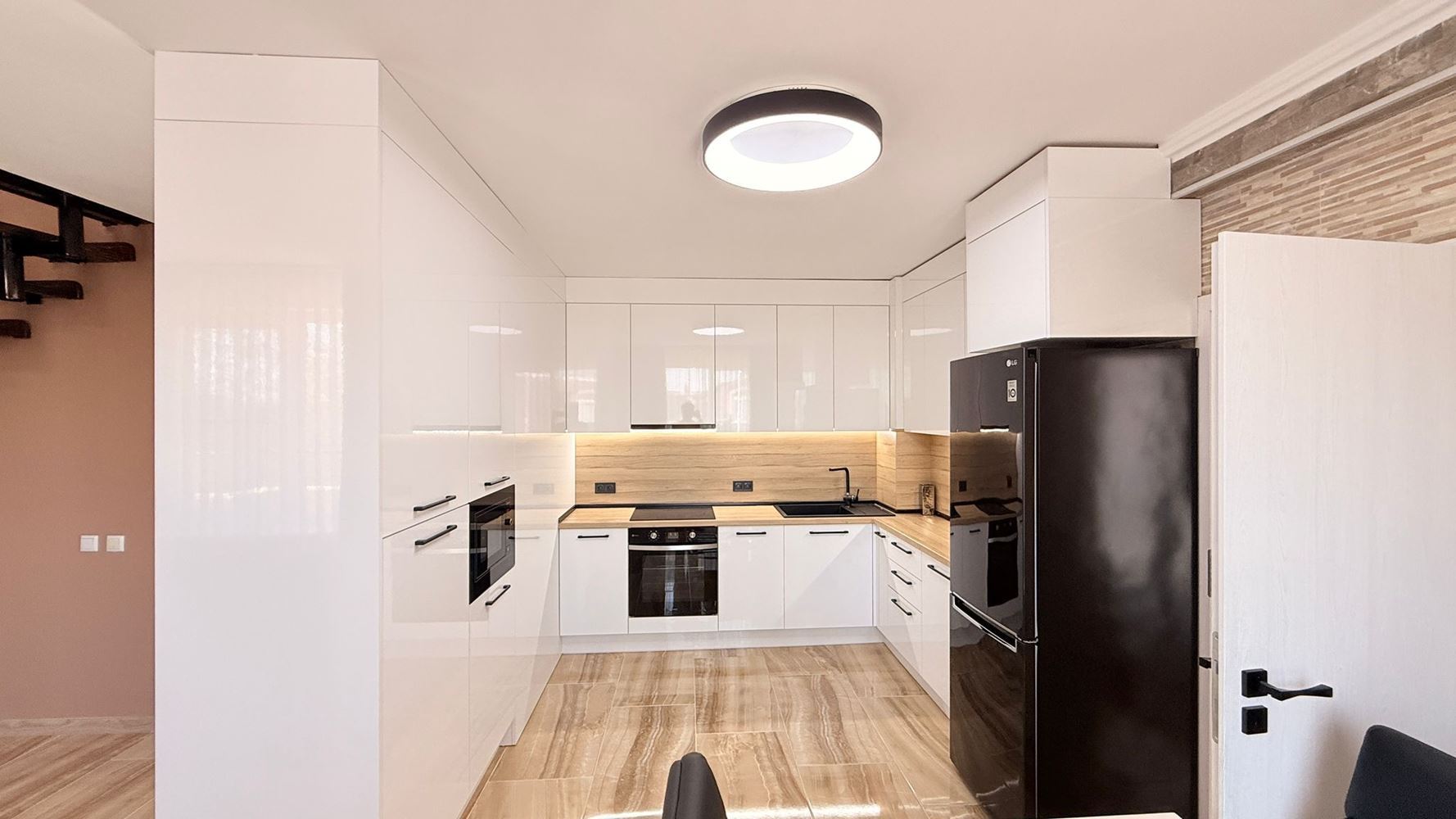 Luksusowy apartament dwupoziomowy z trzema sypialniami w sercu Słonecznego Brzegu – przestrzeń, styl i komfort na dwóch poziomach