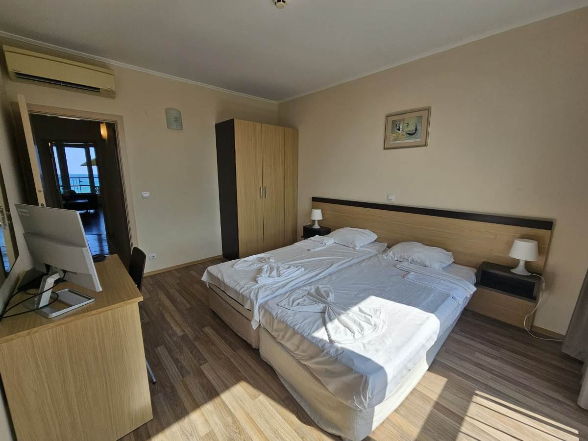 Luksusowy apartament z trzema sypialniami na pierwszej linii brzegowej w Obzorze – panoramiczny widok na morze i góry